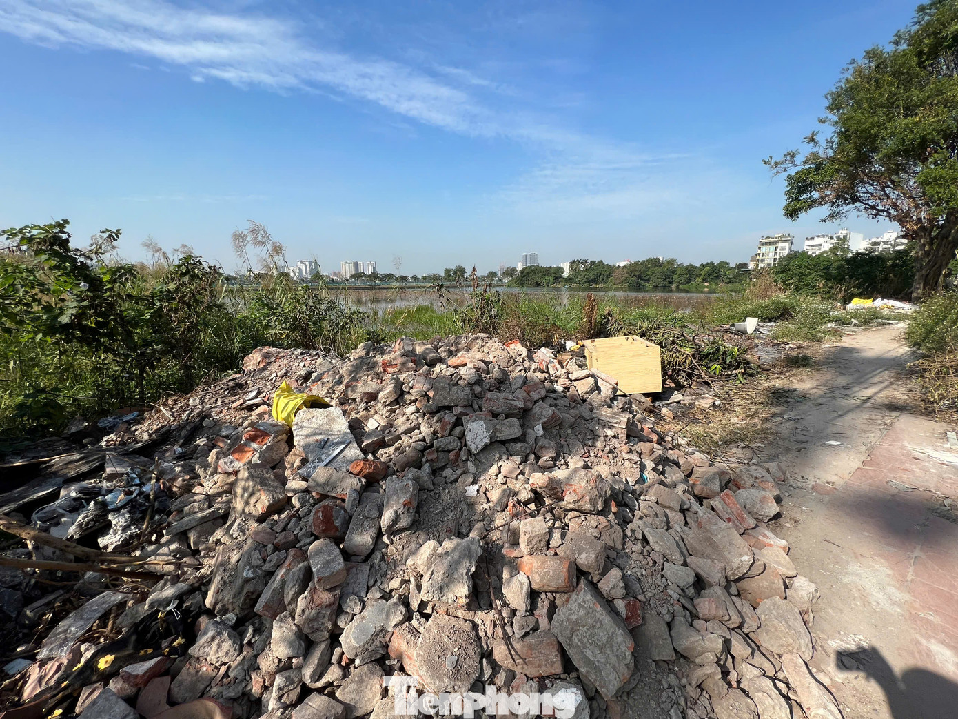 Nhiều gạch đá, trạc xây dựng vẫn còn tập kết ở con đường nhỏ ven hồ Đầm Trị. Nhiều gạch đá, trạc xây dựng vẫn còn tập kết ở con đường nhỏ ven hồ Đầm Trị.
