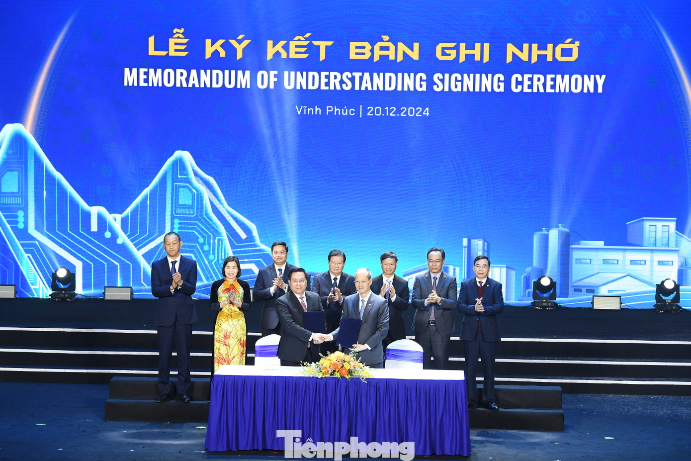 Lễ ký kết bản ghi nhớ giữa lãnh đạo tỉnh và các doanh nghiệp.