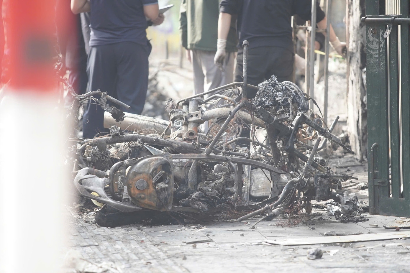 Hiện tại các bệnh viện E đang tiếp nhận cứu chữa 4 bệnh nhân, trong đó có 2 bệnh nhân có thương tổn ở phổi nhưng không quá nặng, hiện đang chữa trị tại Khoa hồi sức tích cực nội khoa và chống độc. 2 bệnh nhân còn lại chỉ thương tổn nhẹ, có thể sớm cho xuất viện.