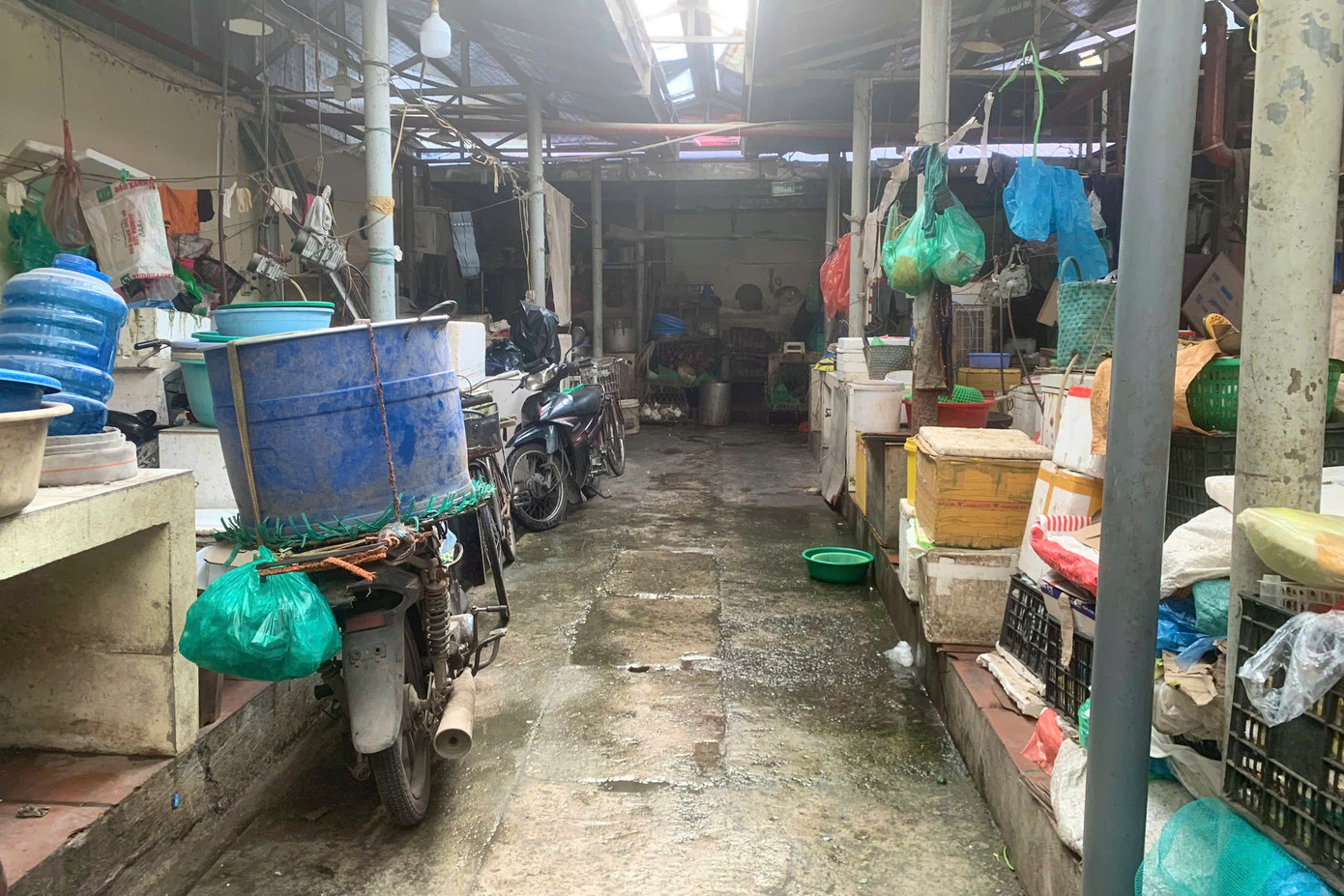 Đồng thời, cơ quan chức năng cũng đã ban hành thông báo tổ chức công bố, niêm yết công khai phương án thiết kế kiến trúc sơ bộ chợ mới, phương án thiết kế kiến trúc sơ bộ chợ tạm, phương án chính sách hỗ trợ di chuyển chợ Khâm Thiên, danh sách các hộ tiểu thương có quyền lợi, nghĩa vụ tại chợ Khâm Thiên…