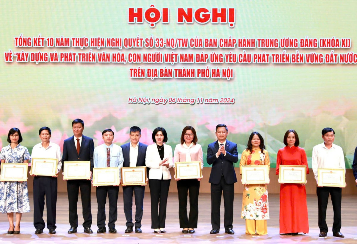 Lãnh đạo thành phố trao Bằng khen của UBND thành phố cho các cá nhân có thành tích xuất sắc trong thực hiện Nghị quyết 33. Ảnh: Viết Thành.