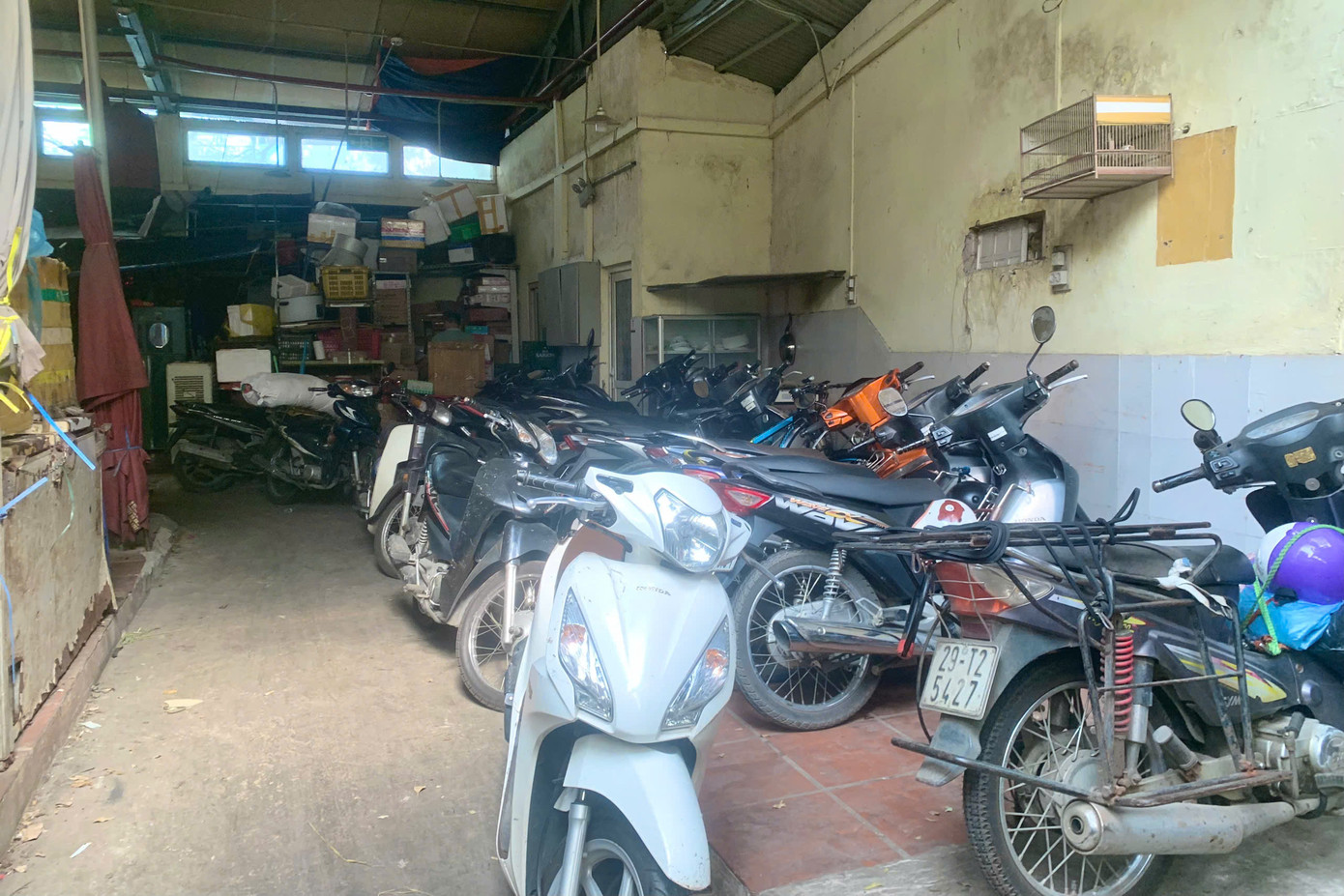 Bên trong gần như không có hoạt động buôn bán, chủ yếu là để xe, tập kết hàng hóa.