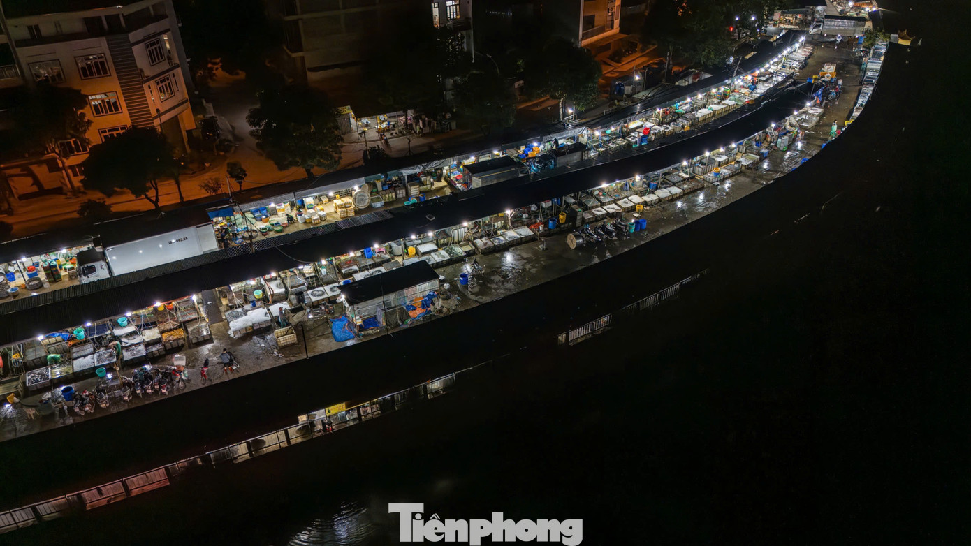 Hoạt động kinh doanh tấp nập vào ban đêm tại chợ La Khê ảnh hưởng đến cuộc sống người dân xung quanh trong nhiều năm.