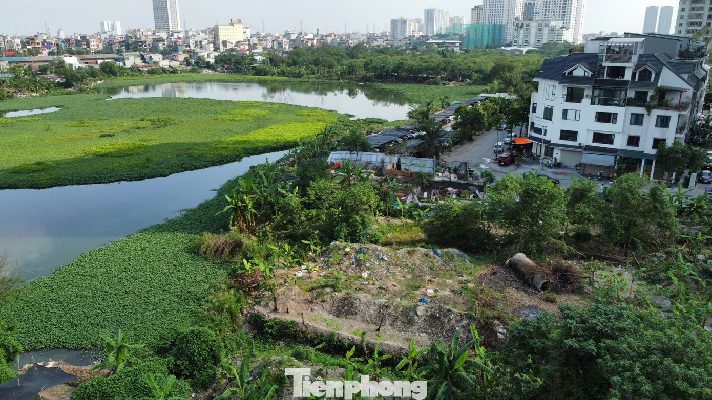 Tuy nhiên trong thời gian này, tình trạng đổ rác thải, vật liệu xây dựng lấn chiếm hồ vẫn tiếp tục diễn ra, chủ yếu vào ban đêm.