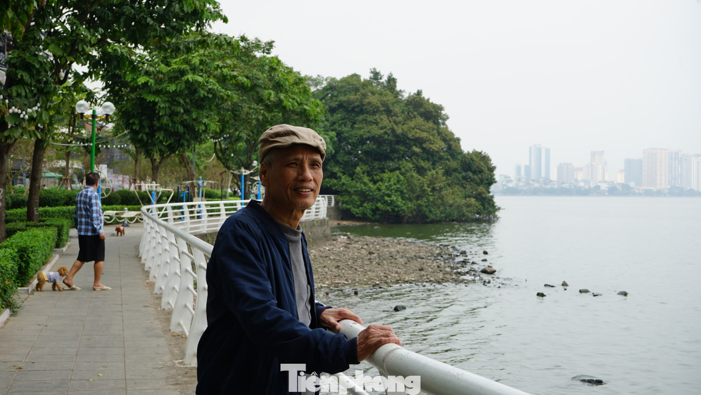 Ông Trần Văn Bá (tổ 12, phường Thụy Khuê, quận Tây Hồ) mong mỏi, cơ quan chức năng sớm xử lý cải thiện môi trường nước hồ Tây, giúp người dân nâng cao chất lượng cuộc sống.