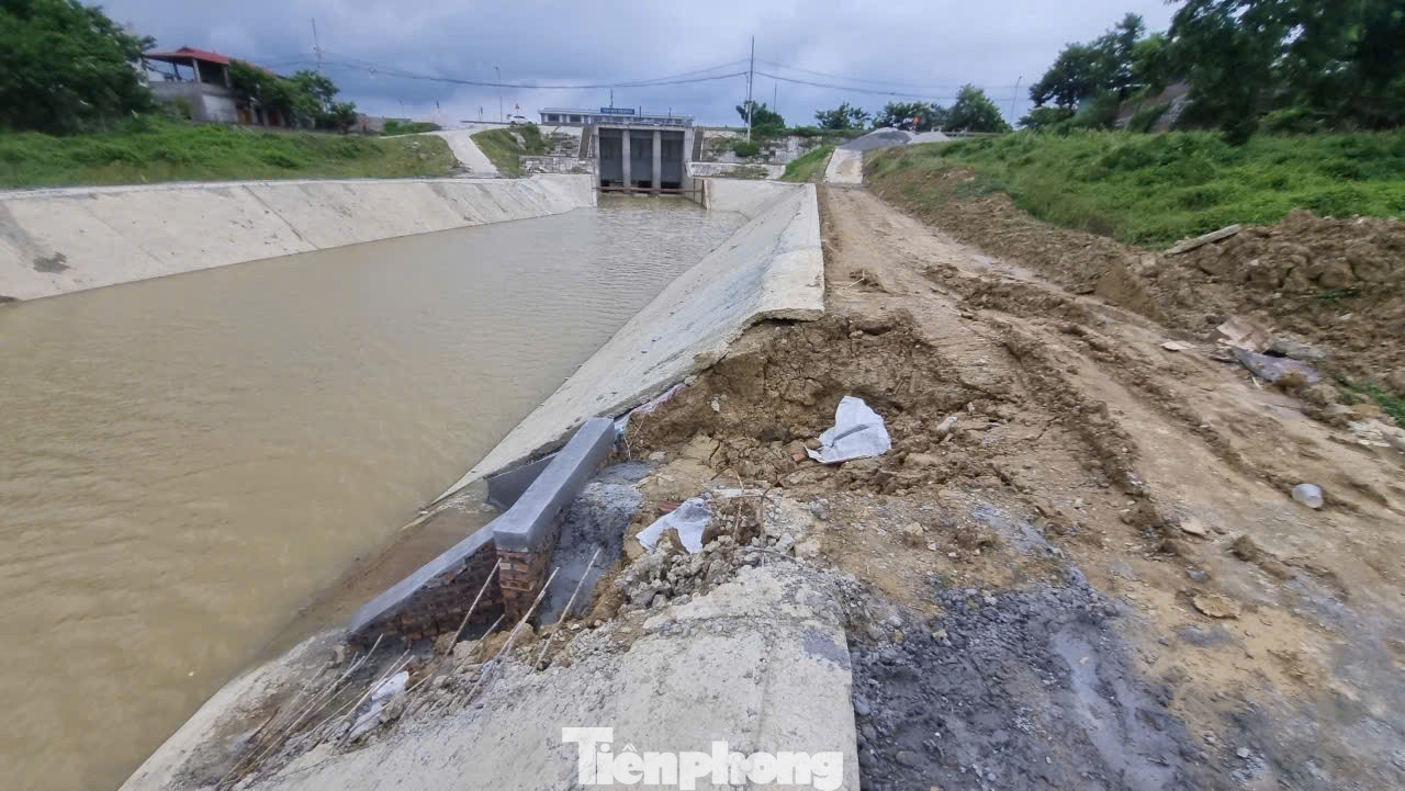 Cùng với đó là nhiều điểm sạt lở dọc trạm bơm tiêu