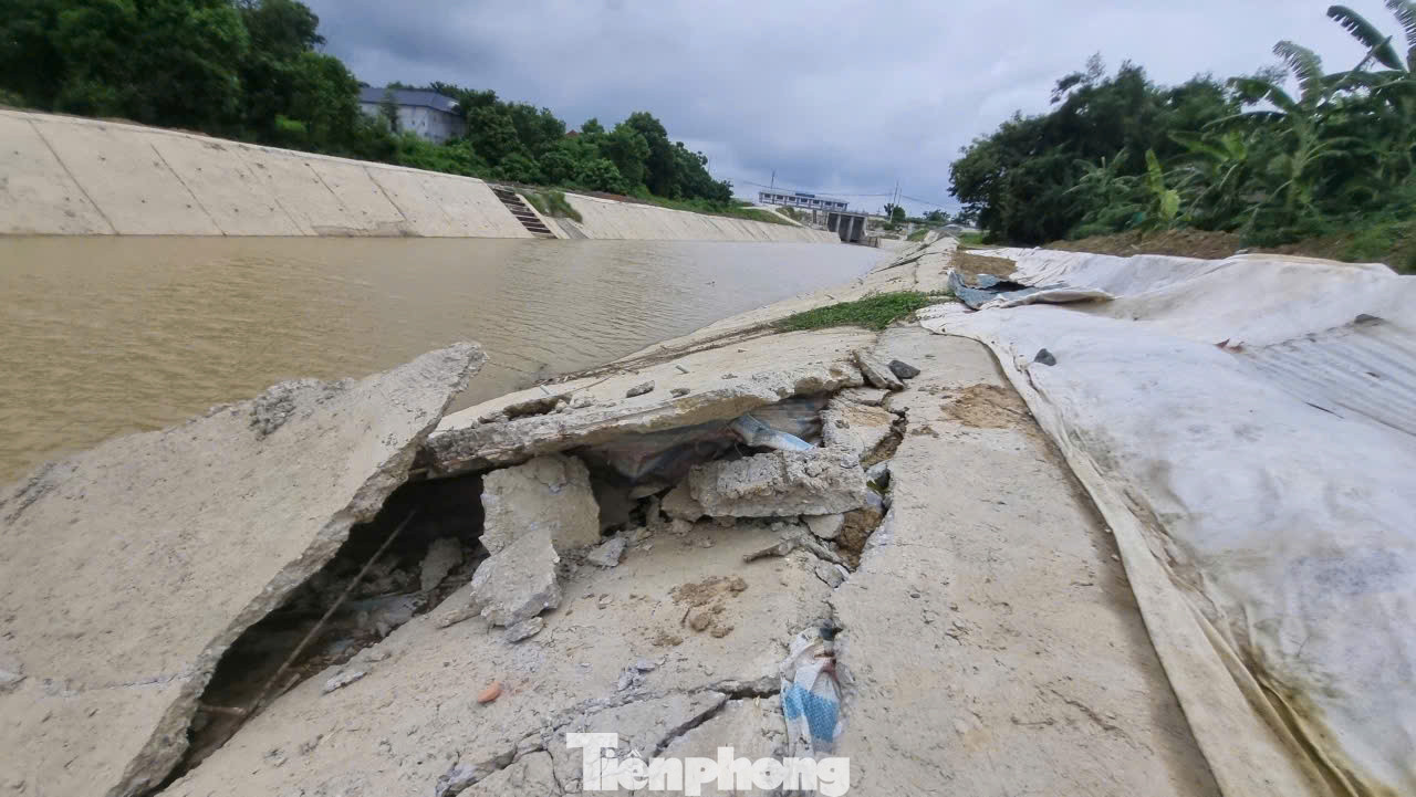 Hình ảnh ghi nhận của PV vào giữa tháng 8/2024 cho thấy, nhiều đoạn kè bê tông bị vỡ vụn thành từng mảng. Đây là thời điểm trước khi bão số 3 đổ bộ.