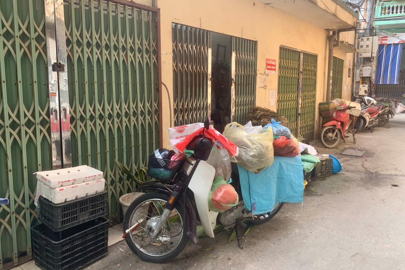 Cuối năm 2023, phường Khâm Thiên đã tổ chức cuộc họp niêm yết công khai đối với toàn bộ các tiểu thương kinh doanh tại chợ Khâm Thiên.