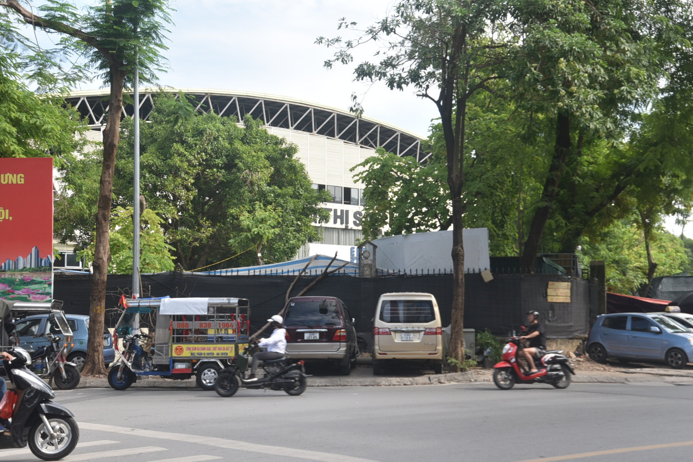 Vỉa hè quanh công viên Tuổi trẻ bị phương tiện chiếm dụng.