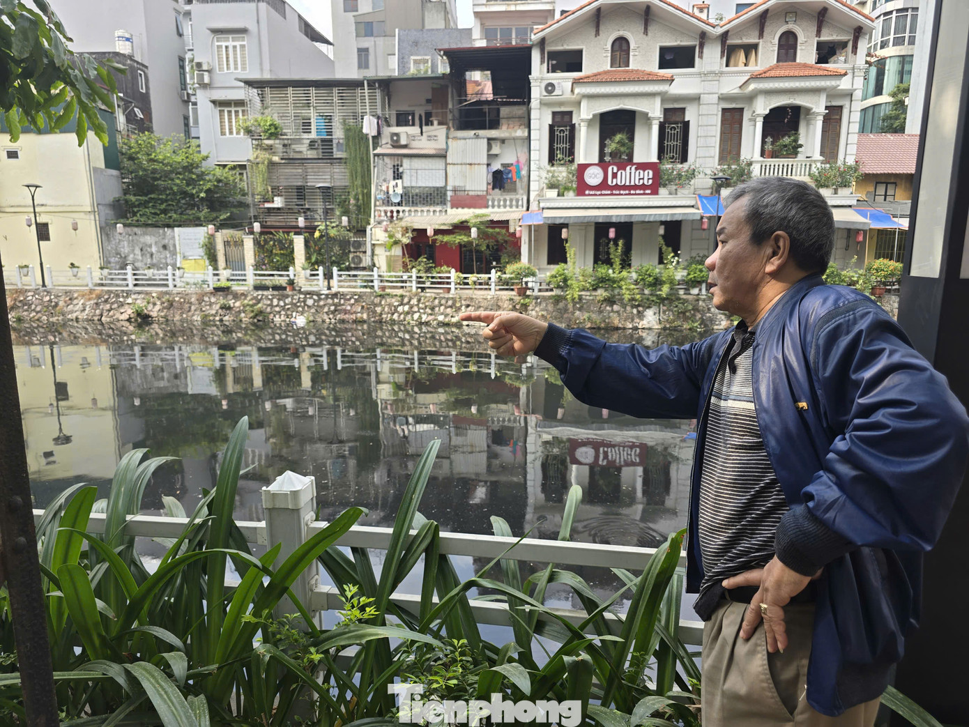 Ông Dũng (sống tại số 71 phố Trúc Bạch) cho biết, nhiều năm nay các ống cống xả thải trực tiếp ra kênh, ra hồ Trúc Bạch khiến cuộc sống của người dân bị ảnh hưởng. Mùi hôi thối ngày đêm, đặc biệt là những hôm thay đổi thời tiết ai cũng phải đóng chặt cửa tránh mùi.