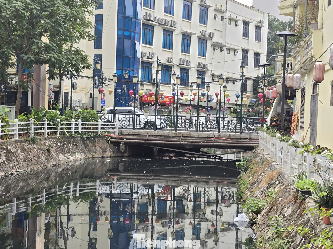 Ghi nhận của PV cho thấy, mương Trúc Bạch (chạy dọc phố Trúc Bạch, phường Trúc Bạch, quận Ba Đình) nhiều năm qua ô nhiễm nặng nề.