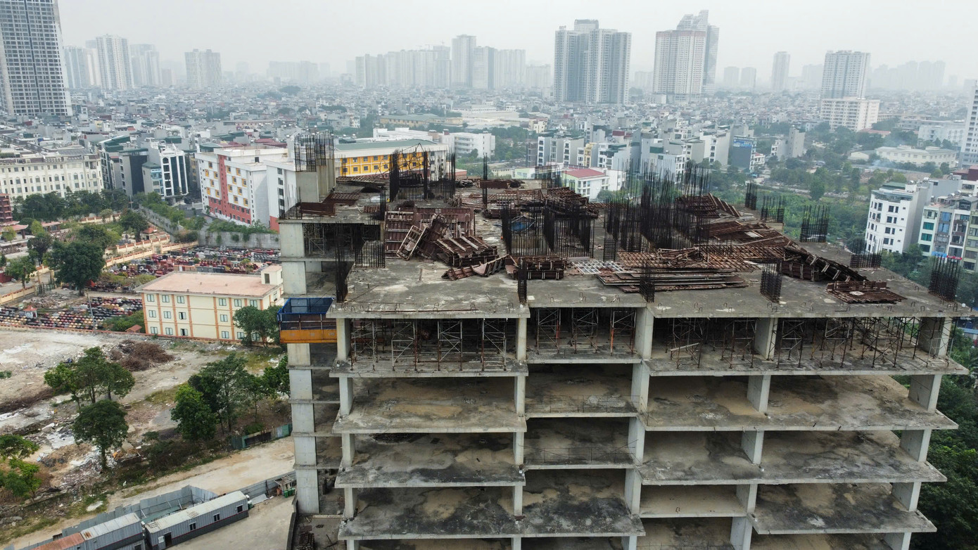 Tuy nhiên, đã hơn một thập kỷ trôi qua, phần lớn các tòa nhà nằm trong dự án mới chỉ đang xây thô đến tầng 4 - 5 và tiếp tục bị bỏ hoang, cỏ dại, cây cối mọc um tùm, tạo nên một “nghĩa địa” bất động sản khổng lồ giữa lòng Thủ đô.