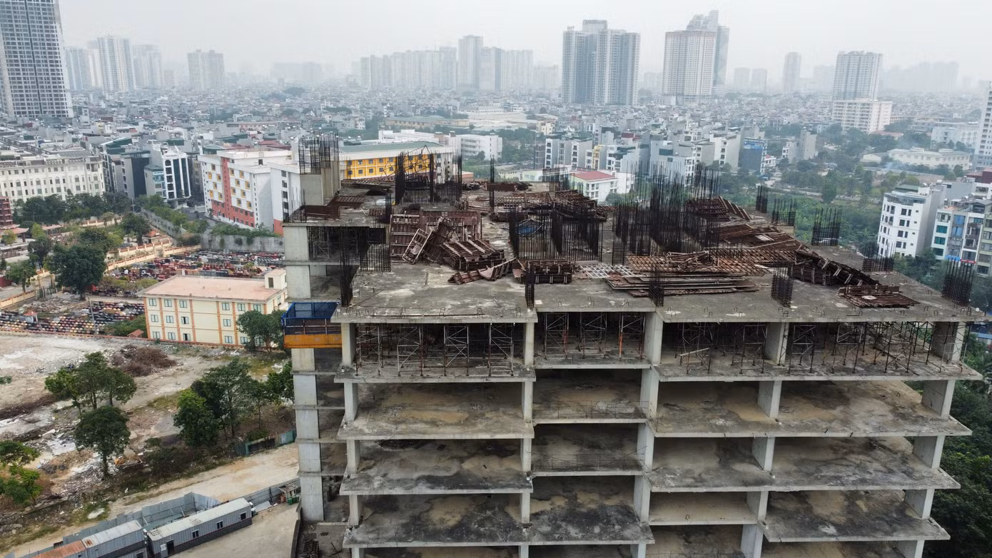 Tuy nhiên, đã hơn một thập kỷ trôi qua, phần lớn các tòa nhà nằm trong dự án mới chỉ đang xây thô đến tầng 4 - 5 và tiếp tục bị bỏ hoang, cỏ dại, cây cối mọc um tùm, tạo nên một “nghĩa địa” bất động sản khổng lồ giữa lòng Thủ đô.