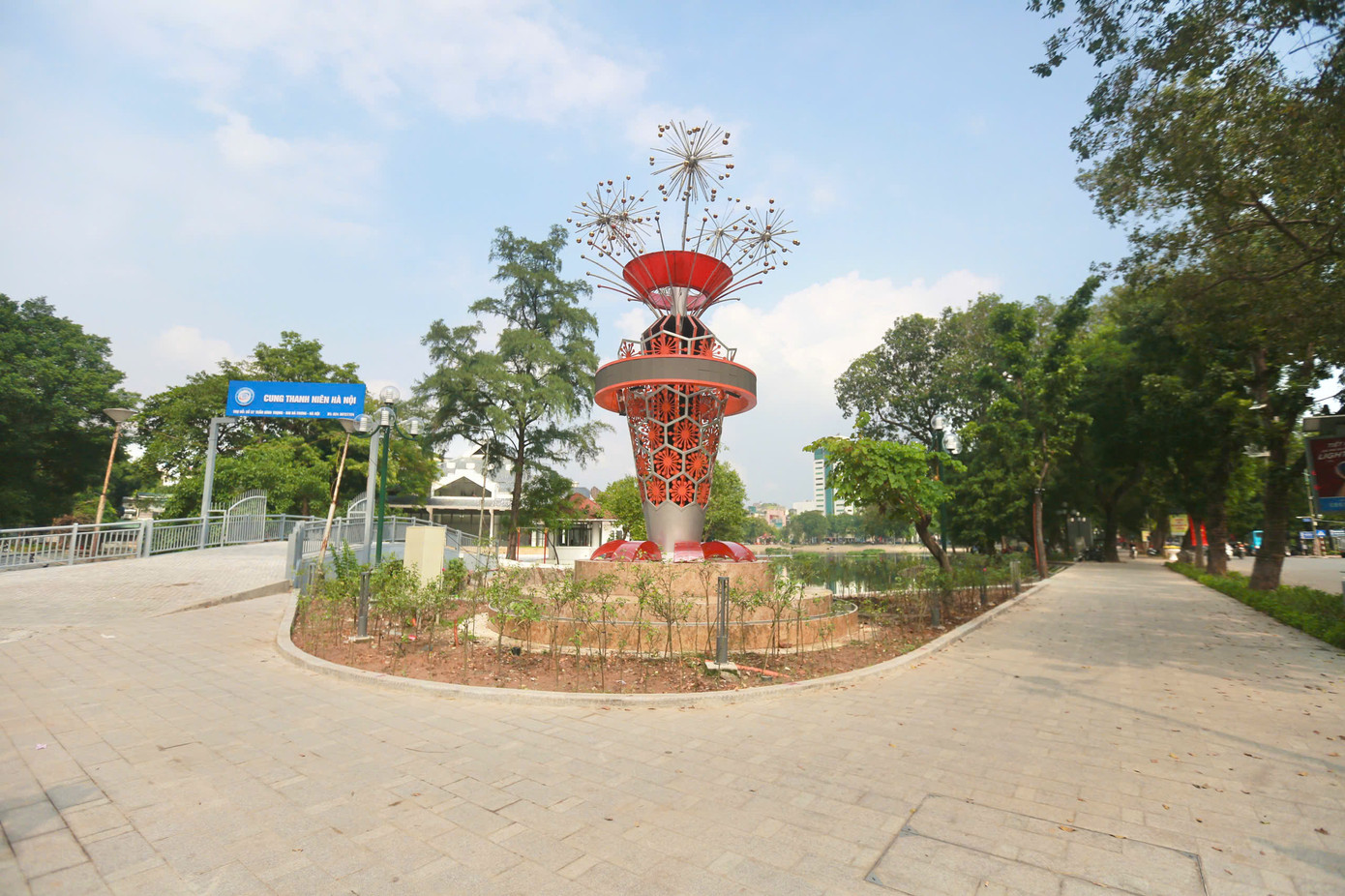 Tại 4 góc hồ Thiền Quang, 4 không gian mở có tên gọi Xuân - Hạ - Thu - Đông được thiết lập với chủ điểm tượng trưng theo 4 mùa của Hà Nội, mang công năng phục vụ sinh hoạt cộng đồng, cũng như khơi gợi cho du khách về vẻ đẹp theo mùa của thành phố.