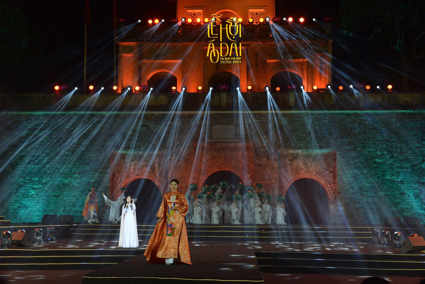 "Theo thống kê, 3 ngày diễn ra, lễ hội đã thu hút 63.000 lượt khách tham quan là người dân Thủ đô, nhân dân cả nước, du khách và bạn bè quốc tế", lãnh đạo Sở Du lịch chia sẻ.