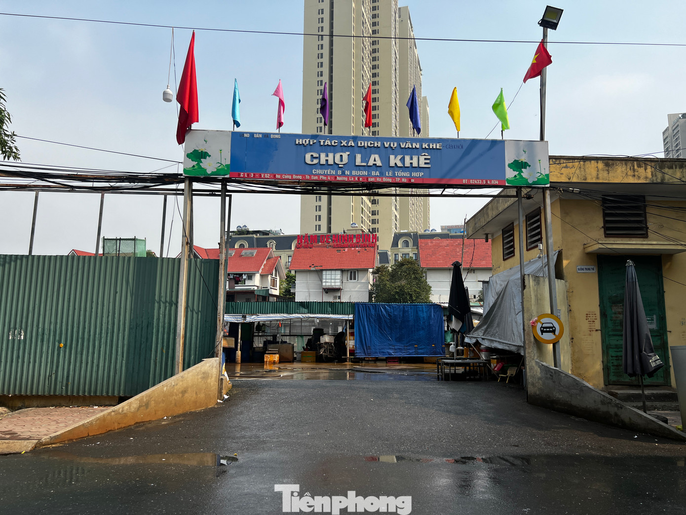 Khu chợ hiện nay diện tích lên đến hơn 10.000m2, chủ yếu kinh doanh các loại thủy, hải sản và một số loại gia cầm.