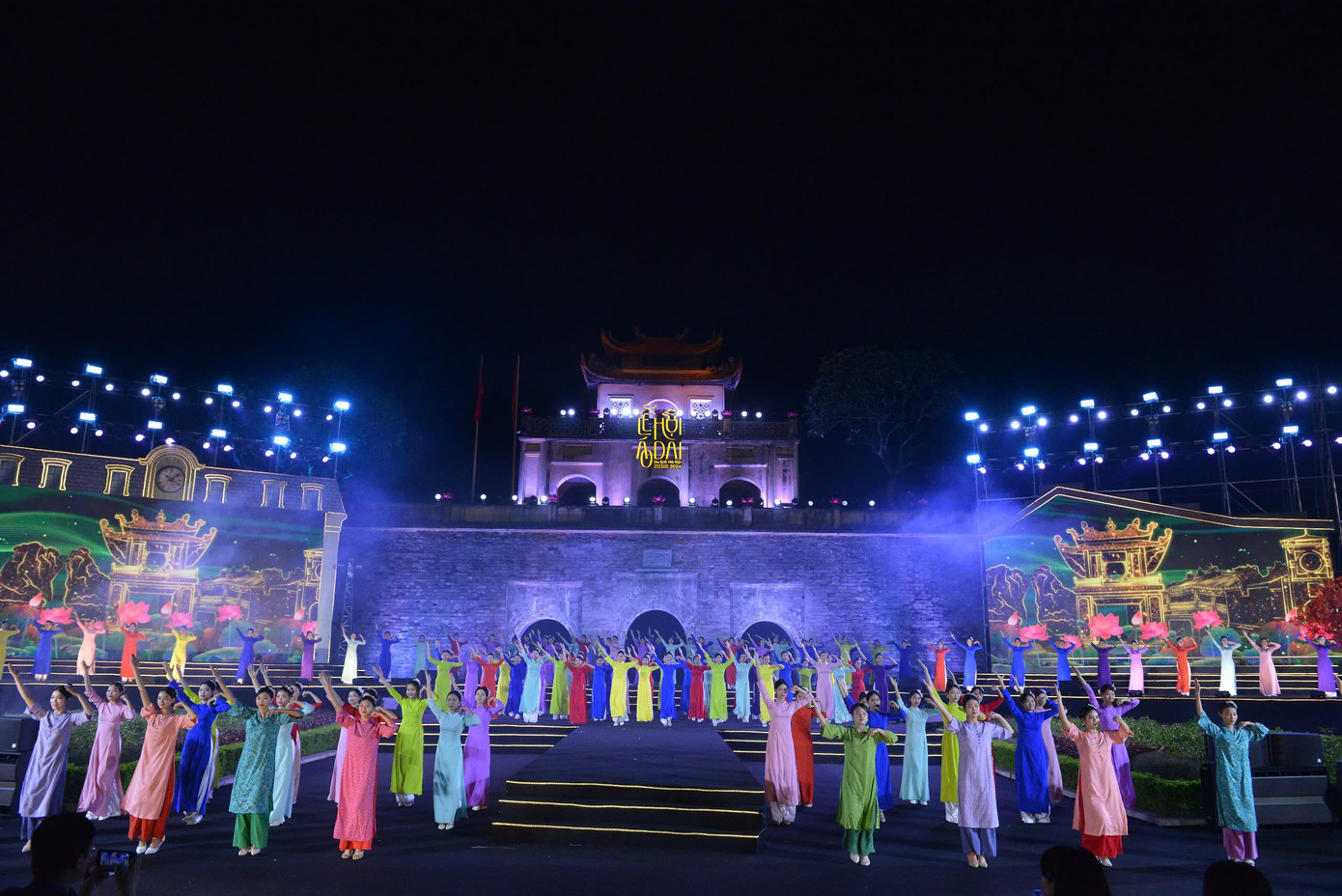 Màn đồng diễn áo dài gây ấn tượng tại lễ bế mạc lễ hội.