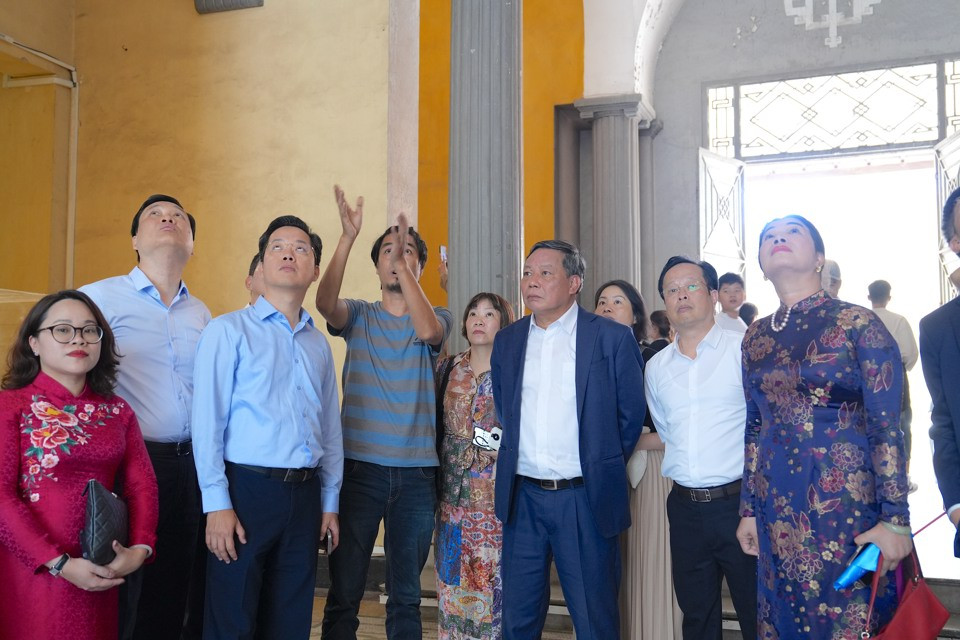 Phó Bí thư Thường trực Thành ủy Hà Nội Nguyễn Văn Phong tham quan tổ hợp triển lãm nghệ thuật tại tòa nhà Trường Đại học Tự nhiên (trước đây là Đại học Tổng hợp). Ảnh: Lại Tấn Phó Bí thư Thường trực Thành ủy Hà Nội Nguyễn Văn Phong tham quan tổ hợp triển lãm nghệ thuật tại tòa nhà Trường Đại học Tự nhiên (trước đây là Đại học Tổng hợp). Ảnh: Lại Tấn