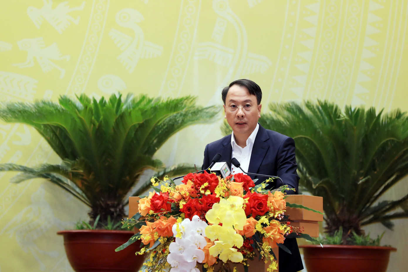 Giám đốc Sở Nội vụ Trần Đình Cảnh trình bày tờ trình tại kỳ họp. Giám đốc Sở Nội vụ Trần Đình Cảnh trình bày tờ trình tại kỳ họp.