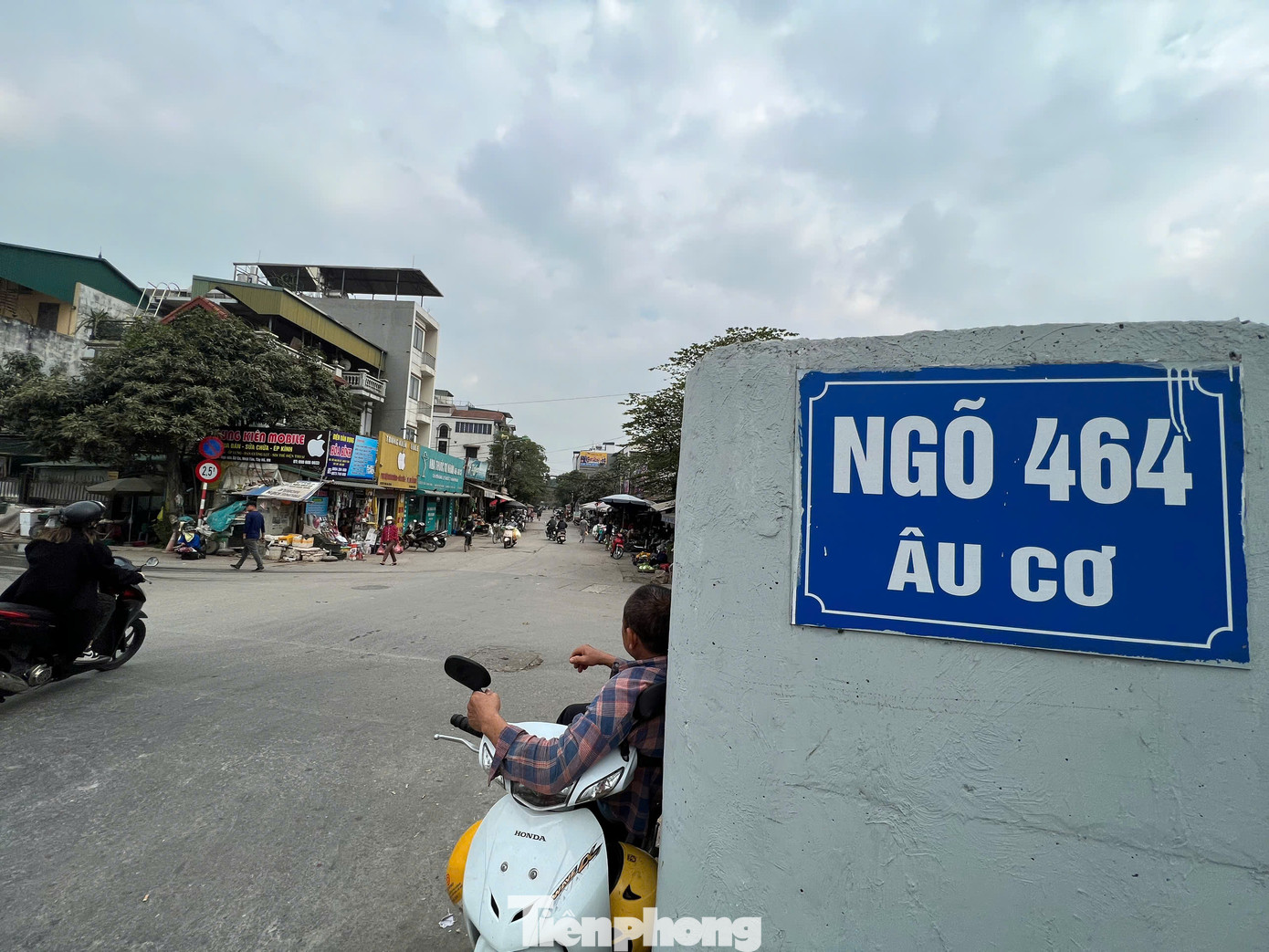 Theo tìm hiểu của PV Tiền Phong, lãnh đạo Sở Xây dựng Hà Nội cùng các ban ngành liên quan vừa có buổi khảo sát một số điểm xây dựng đường ống dẫn nước từ sông Hồng vào sông Tô Lịch. Phương án đầu tiên tại ngõ 464 Âu Cơ (phường Nhật Tân, quận Tây Hồ), dự kiến đường ống đi ngầm qua đê Âu Cơ. Tuy nhiên, đường Nhật Tân - Âu Cơ vừa được cải tạo, nâng cấp nên việc làm đường ống qua đê khó khả thi.