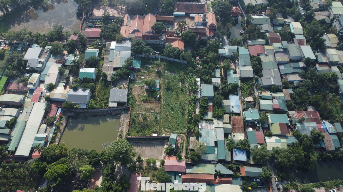 Hồ Đầm Trị là một hồ nhỏ có diện tích khoảng 6,7ha nằm trong quần thể hồ Tây. Trước năm 2023, hồ Đầm Trị bị một số người dân lấn chiếm xây dựng hàng quán. Đến tháng 4/2023, UBND quận Tây Hồ thực hiện cưỡng chế giải tỏa trường hợp vi phạm đất đai, trật tự xây dựng tại khu vực hồ Đầm Trị thuộc phường Quảng An. Hồ Đầm Trị là một hồ nhỏ có diện tích khoảng 6,7ha nằm trong quần thể hồ Tây. Trước năm 2023, hồ Đầm Trị bị một số người dân lấn chiếm xây dựng hàng quán. Đến tháng 4/2023, UBND quận Tây Hồ thực hiện cưỡng chế giải tỏa trường hợp vi phạm đất đai, trật tự xây dựng tại khu vực hồ Đầm Trị thuộc phường Quảng An.