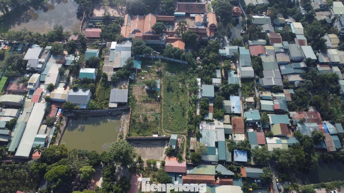 Hồ Đầm Trị là một hồ nhỏ có diện tích khoảng 6,7ha nằm trong quần thể hồ Tây. Trước năm 2023, hồ Đầm Trị bị một số người dân lấn chiếm xây dựng hàng quán. Đến tháng 4/2023, UBND quận Tây Hồ thực hiện cưỡng chế giải tỏa trường hợp vi phạm đất đai, trật tự xây dựng tại khu vực hồ Đầm Trị thuộc phường Quảng An.