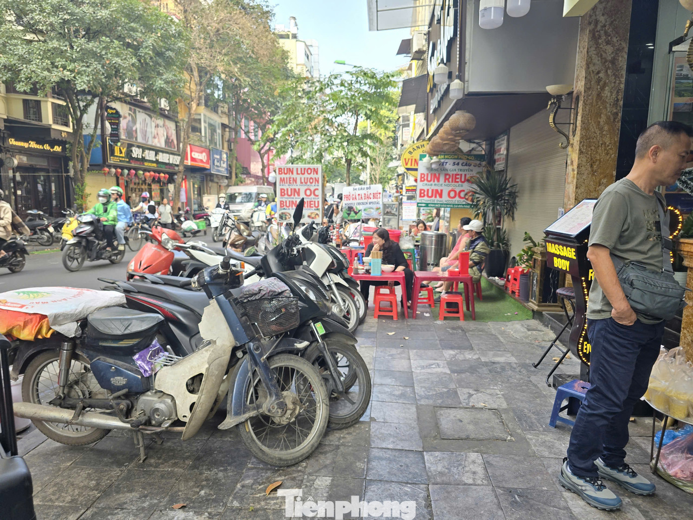 Do diện tích nhỏ, nhiều cửa hàng chỉ đủ diện tích làm nơi chế biến; khách hàng, bàn ghế và phương tiện chiếm trọn vỉa hè.