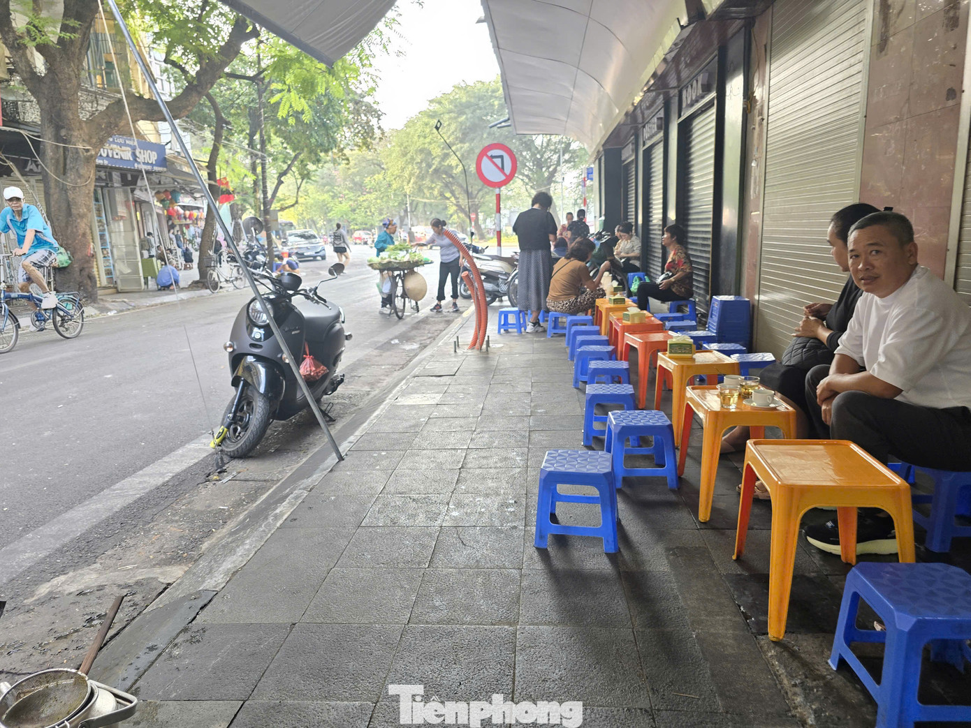 Nhiều tuyến phố tại quận Hoàn Kiếm là địa điểm được nghiên cứu cho thuê. Tuy nhiên, một số cửa hàng tại đây tranh thủ "xí phần" trên vỉa hè để kinh doanh.