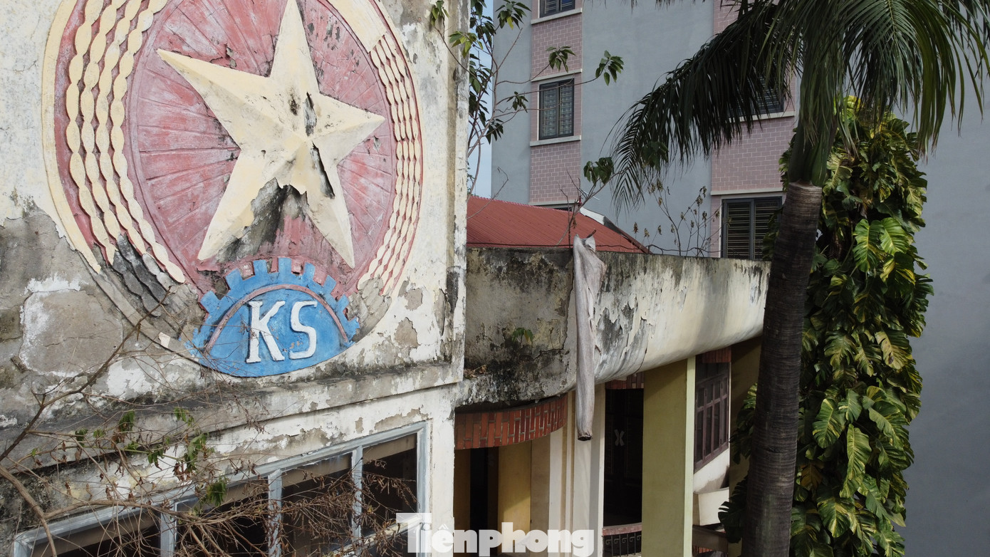 Tại số 30 phố Tô Hiệu, trụ sở thuộc Viện Kiểm sát nhân dân Tối cao trước đây nhưng đã để hoang hóa, xuống cấp nhiều năm.