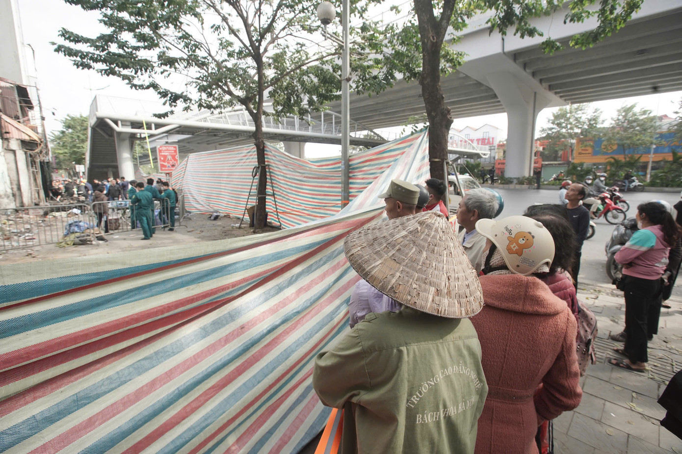 Sáng 19/12, ghi nhận của PV Tiền Phong tại hiện trường vụ cháy phòng trà khiến 11 người tử vong ở đường Phạm Văn Đồng (quận Bắc Từ Liêm, Hà Nội) lực lượng chức năng đang tiến hành khám nghiệm hiện trường.