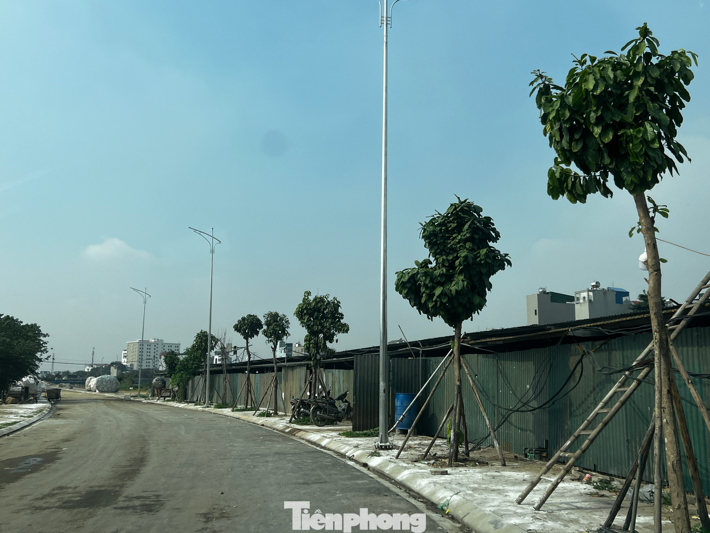 Do chợ La Khê đang hoạt động như một chợ đầu mối, nên hoạt động kinh doanh buôn bán chủ yếu diễn ra vào ban đêm, từ khoảng 10 giờ đêm hôm trước cho đến sáng sớm hôm sau. Mỗi tối có hàng trăm tiểu thương đổ về buôn bán.