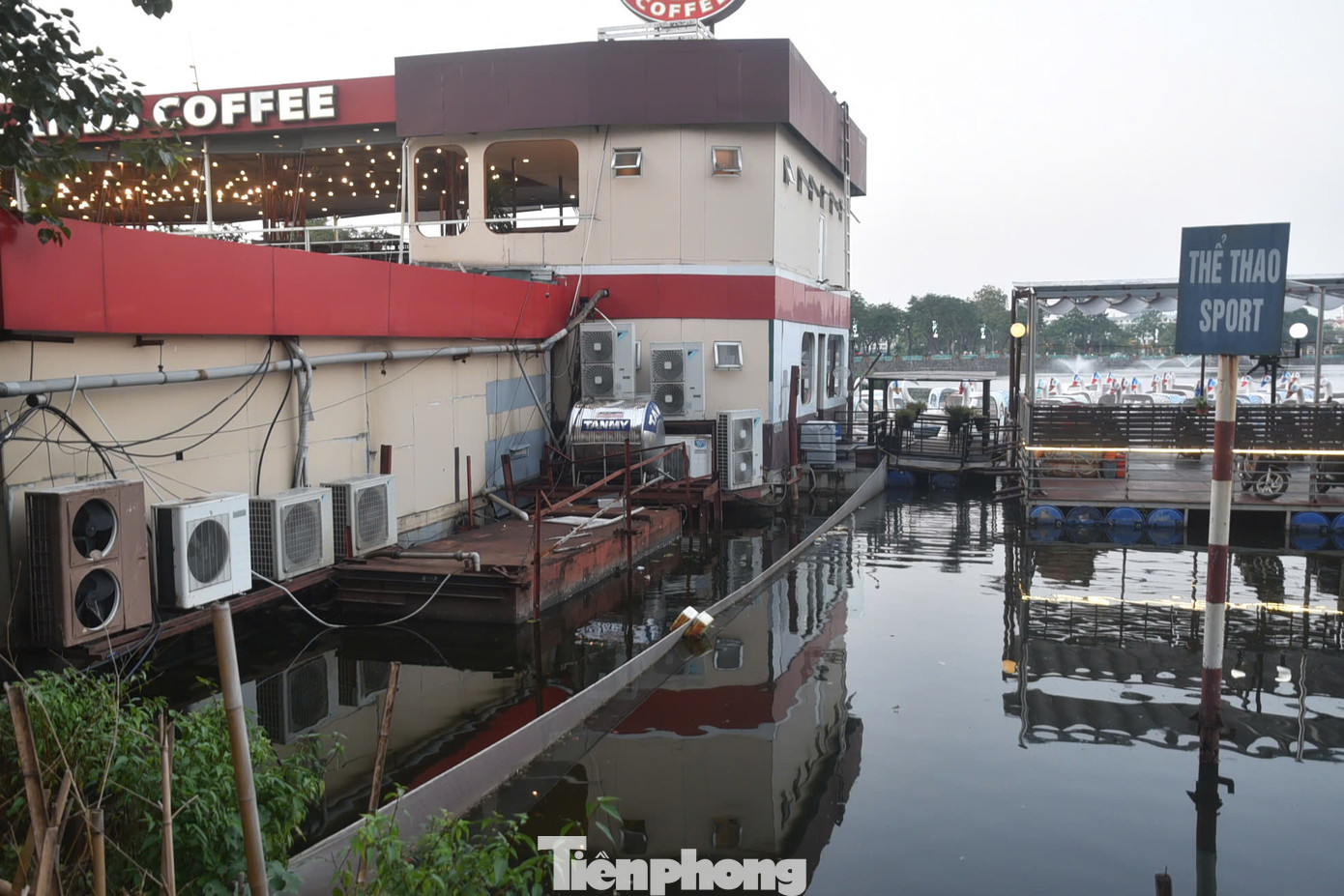 Khu vực thuyền gần mặt đường Thanh Niên nước cũng có hiện tượng ô nhiễm.