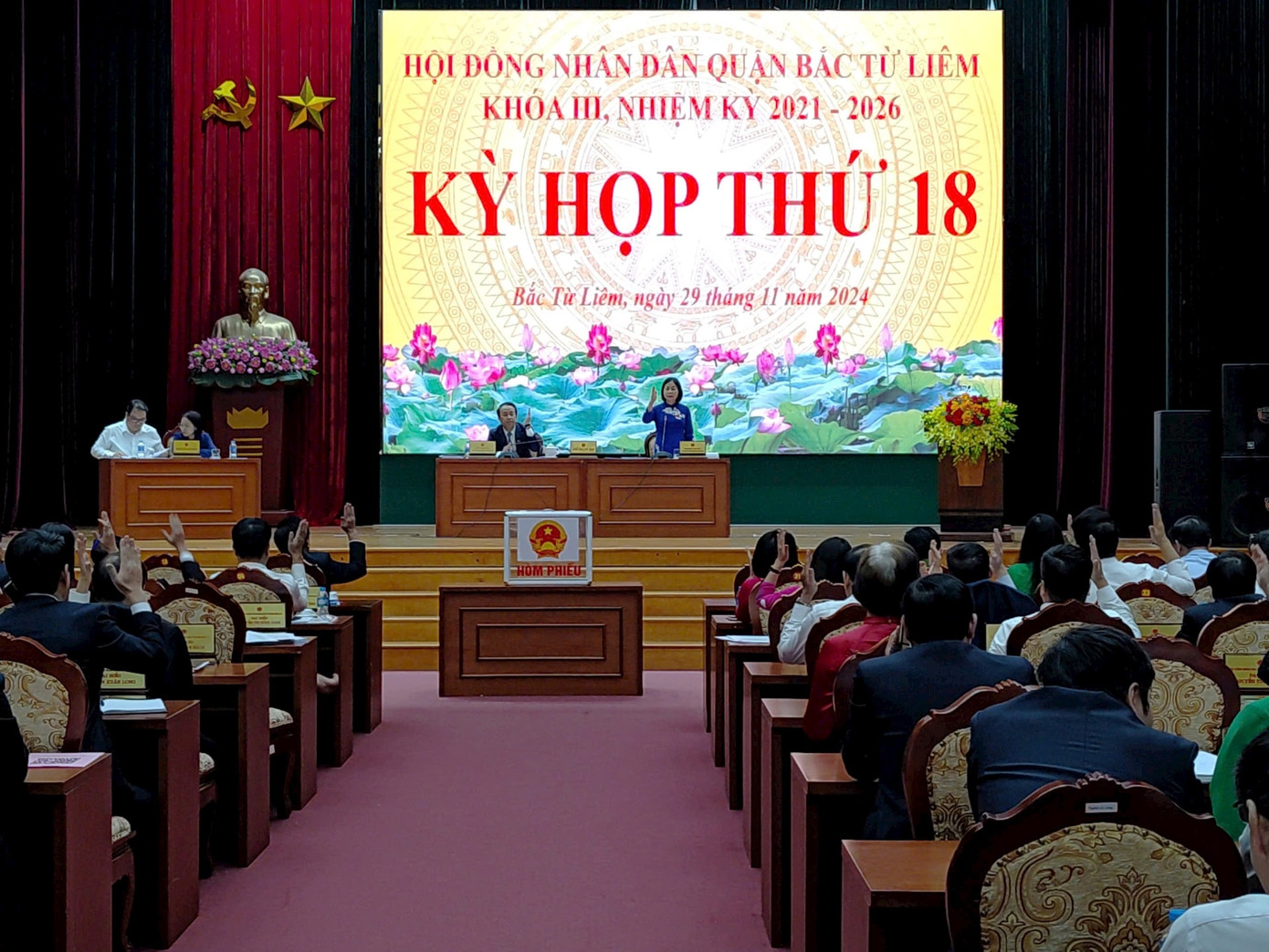 Kỳ họp thứ 18 HĐND quận Bắc Từ Liêm. Ảnh: Hiền Phương