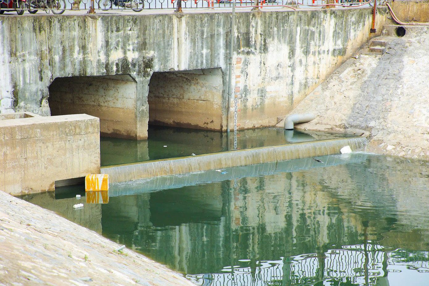 Nước từ hồ Tây chảy vào sông Tô Lịch ngày 2/12 khiến dòng sông đen đặc bỗng trở nên xanh mát Nước từ hồ Tây chảy vào sông Tô Lịch ngày 2/12 khiến dòng sông đen đặc bỗng trở nên xanh mát