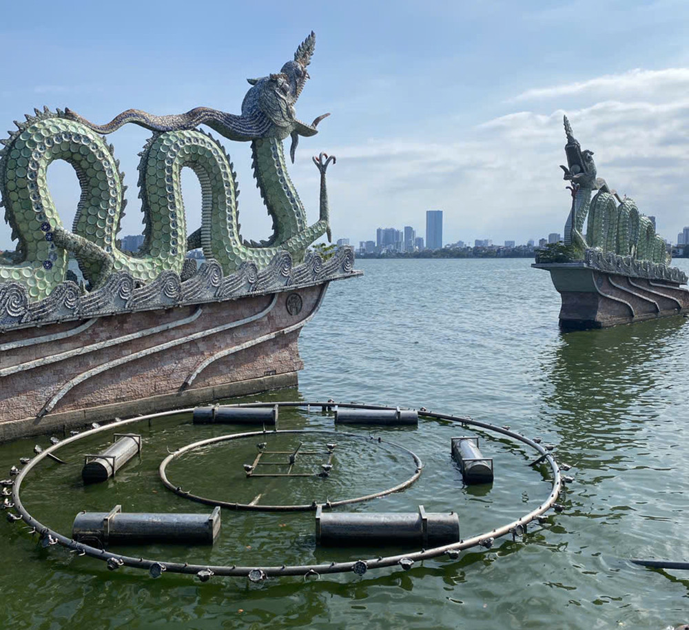 Khu vực rồng đôi gần đường Lạc Long Quân đã được dọn sạch sẽ. Ảnh chiều 23/10. Khu vực rồng đôi gần đường Lạc Long Quân đã được dọn sạch sẽ. Ảnh chiều 23/10.