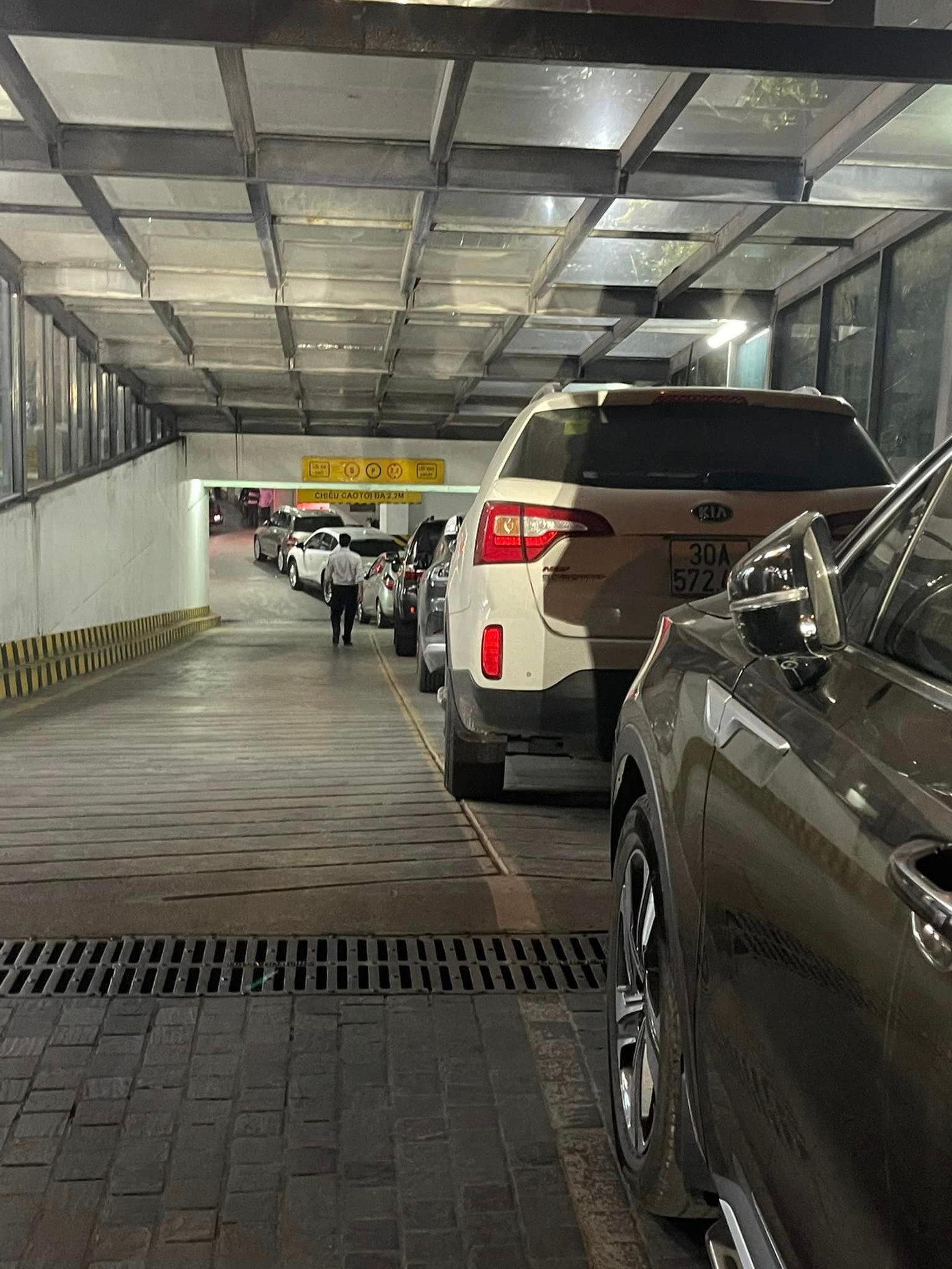 Hàng xe dài ách tắc do chặn xe. Ảnh: Cư dân cung cấp