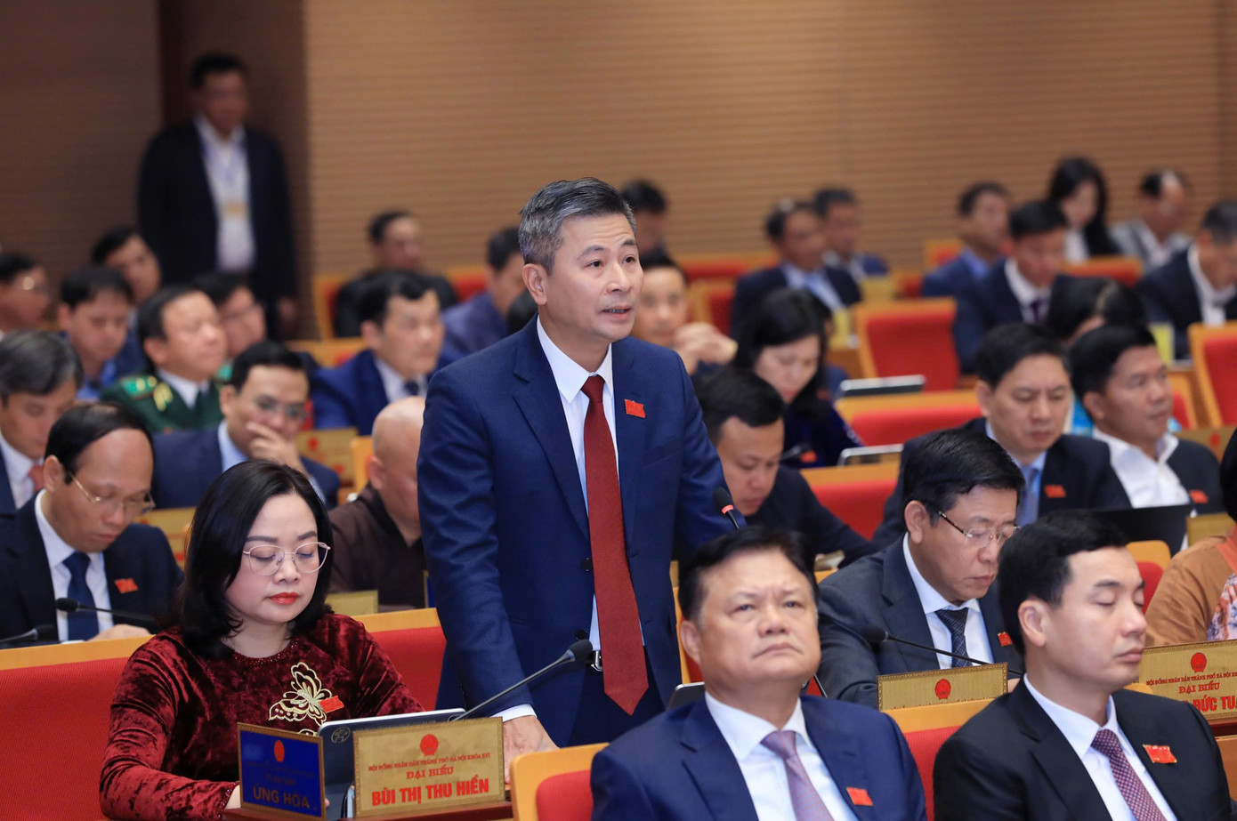 Giám đốc Sở GTVT Hà Nội Nguyễn Phi Thường tại kỳ họp