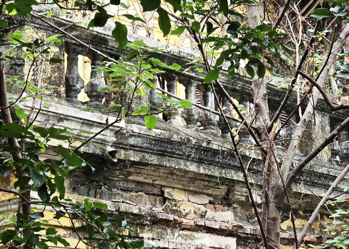 Tháng 9/2015, biệt thự cổ này bất ngờ xảy ra sự cố đổ sập. Ngay sau đó, 66 hộ dân sinh sống bên trong và xung quanh khu biệt thự này đã phải di dời sang nơi ở khác.