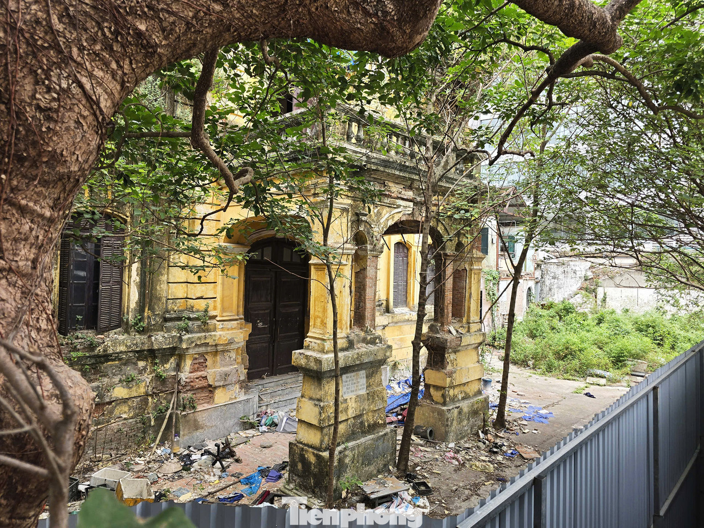 Trả lời cử tri quận Hoàn Kiếm về kiến nghị cải tạo căn nhà, UBND TP Hà Nội cho biết công trình là biệt thự nhóm 2. Công trình này hiện được Tổng Công ty Đường sắt Việt Nam quản lý, sử dụng và chưa bàn giao cho cơ quan quản lý nhà TP Hà Nội.