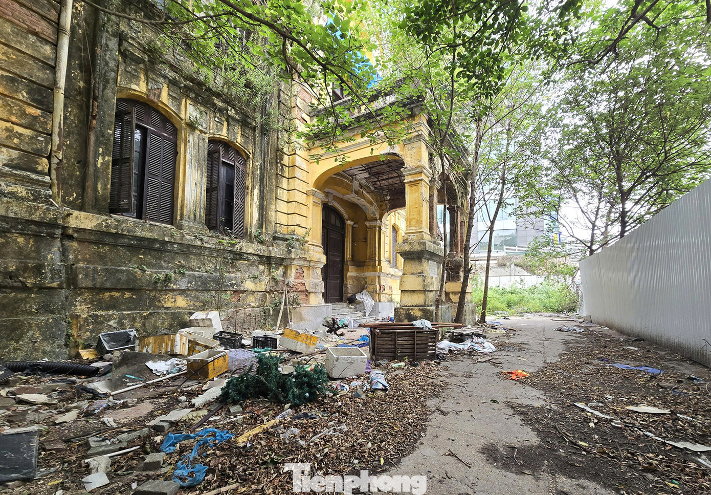 Biệt thự cổ bỏ hoang trên phố Trần Hưng Đạo, quận Hoàn Kiếm, Hà Nội. Ảnh: TH.