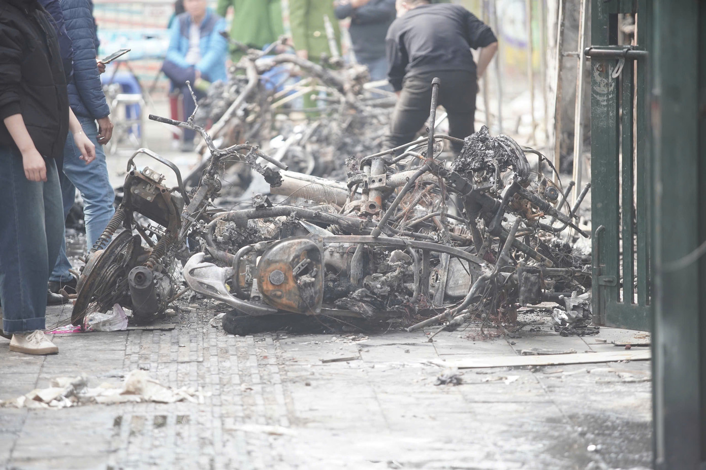 Nhiều xe máy cháy trơ khung, biến dạng trước cửa ngôi nhà cháy