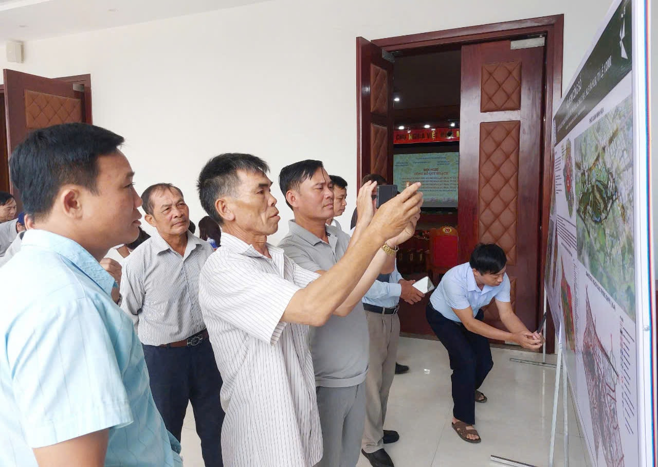 4 đồ án quy hoạch được công bố, niêm yết công khai. Ảnh: Hương Giang 4 đồ án quy hoạch được công bố, niêm yết công khai. Ảnh: Hương Giang