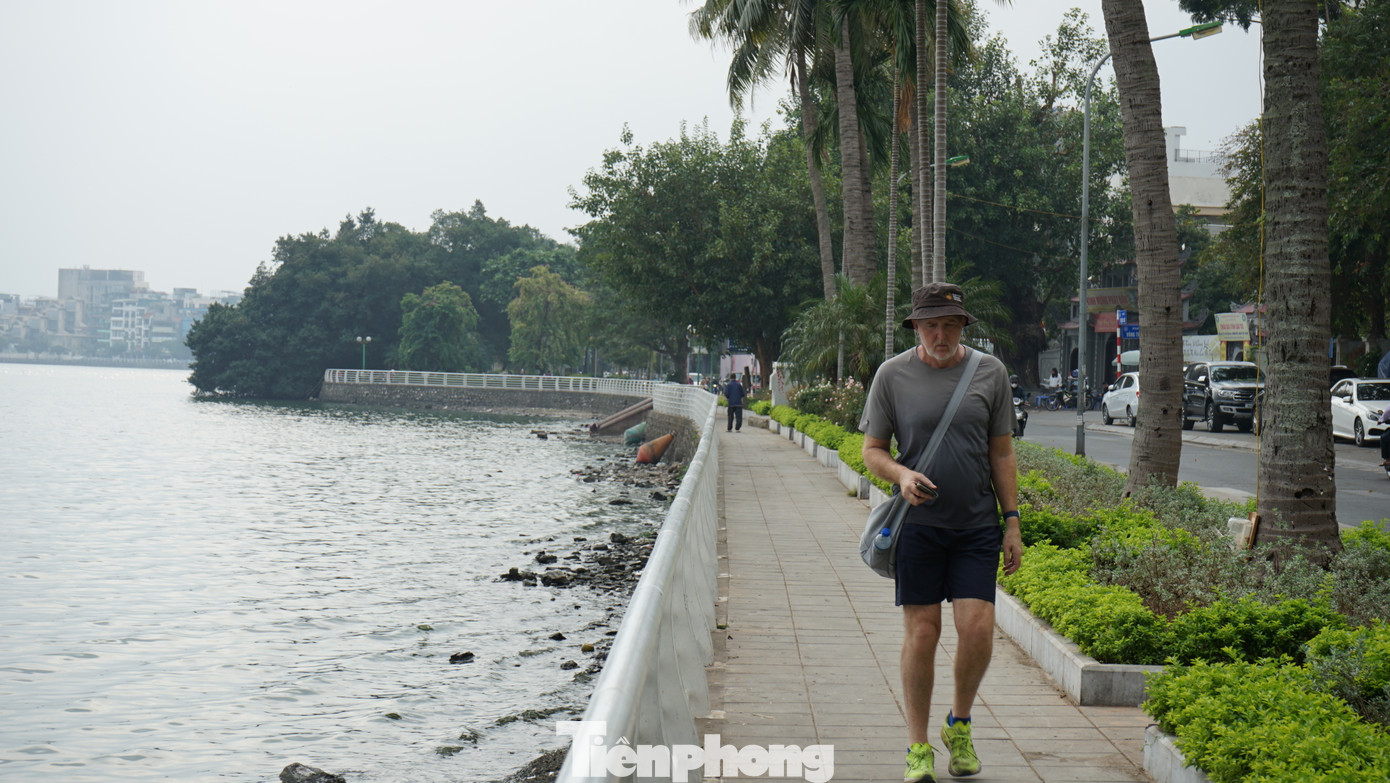 Mực nước hồ Tây sau khi mở cửa xả vào sông Tô Lịch hiện khá thấp Mực nước hồ Tây sau khi mở cửa xả vào sông Tô Lịch hiện khá thấp