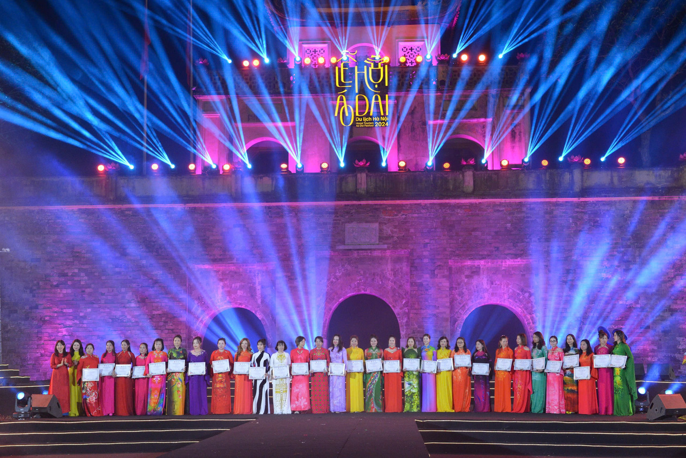 Cũng trong tối 6/10, đơn vị tổ chức đã trao giải Thử thách "check-in Hanoi" với áo dài.