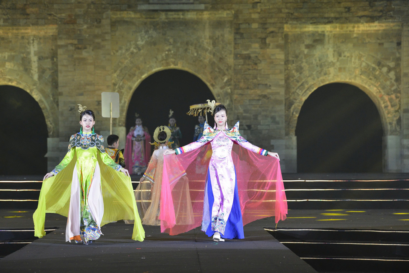 City Bus “Tinh hoa áo dài” với 700 hành khách tham gia bao gồm cả nam giới và nữ giới, khách mặc trang phục áo dài trong suốt hành trình đi qua các địa điểm du lịch nổi tiếng của Hà Nội.