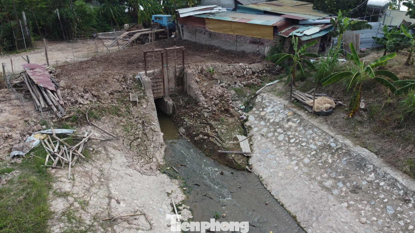 Nguyên nhân được cho là do quá trình mưa lớn kéo dài nhiều ngày, nước trên bề mặt chảy tràn mặt kênh trút xuống kết hợp bơm nước tiêu thoát lũ với lưu lượng lớn ra sông trong khi nước sông Hồng và sông Phó Đáy dâng cao.