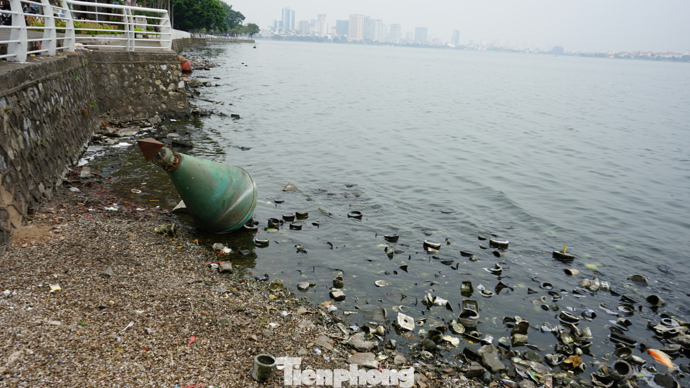 Cạnh đó, hồ Tây cũng bị ô nhiễm bởi rác, trạc thải, mảnh sành...