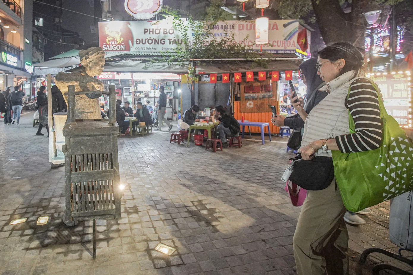 Sau khi đầu tư xây dựng cơ sở hạ tầng, Phố văn hóa ẩm thực Việt Nam tại tuyến phố Tống Duy Tân - ngõ Hàng Bông chính thức được vận hành từ tháng 3/2002 và được UBND quận Hoàn Kiếm giao cho UBND phường Hàng Bông tổ chức, quản lý. Ở đây có đủ món ăn từ xôi, phở, bún, miến, bò, gà, ngan, vịt, dê, ngỗng, tôm, cua, ốc, ếch...