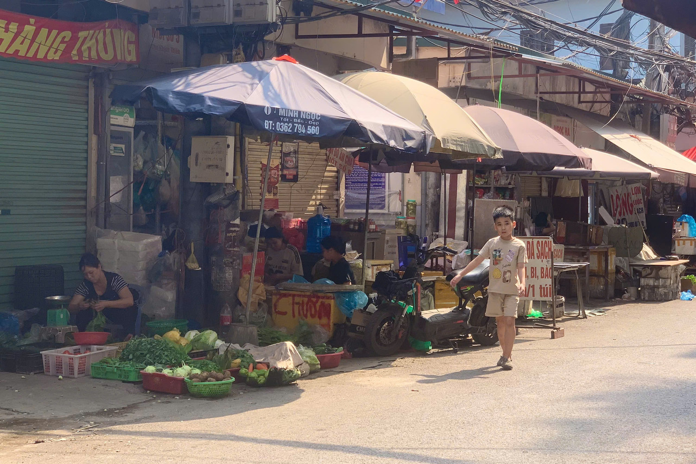 Chợ hiện nay có quy mô 1 tầng với 3 cổng tiếp cận, bên trong chợ gồm các kiot bố trí bám xung quanh trạm biến áp của khu vực nằm tại trung tâm của chợ.