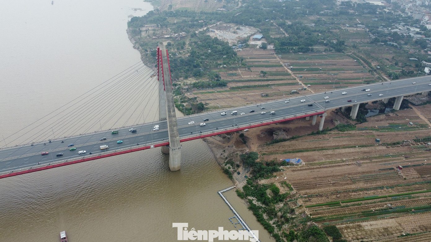 Điểm lấy nước sông Hồng dự kiến đặt gần đoạn chân cầu Nhật Tân.